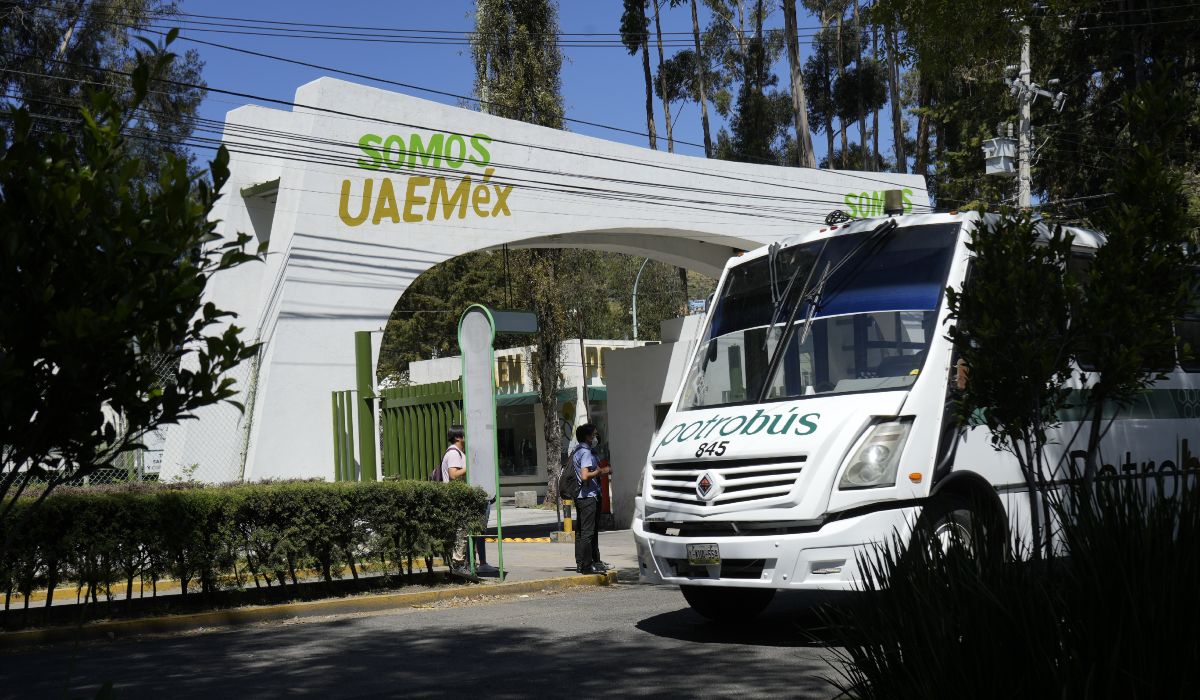 Camión del potrobus afuera de Centro Universitario