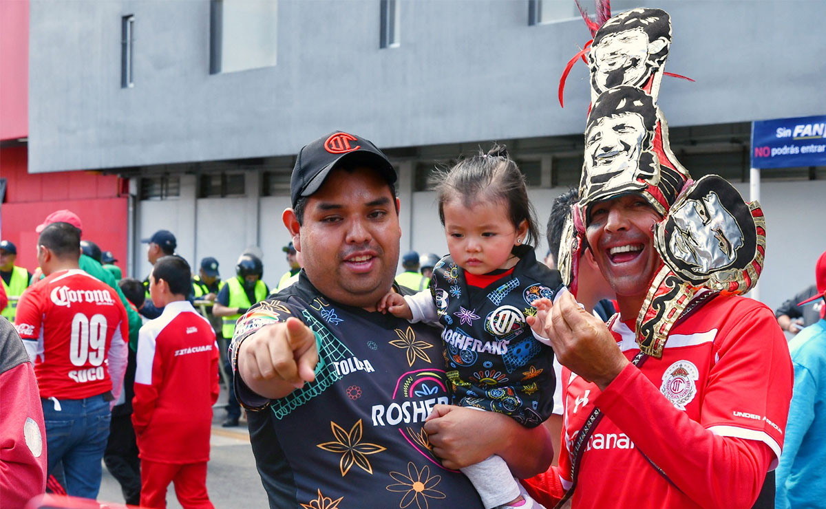 Familia en el Estadio para ver partido del Toluca