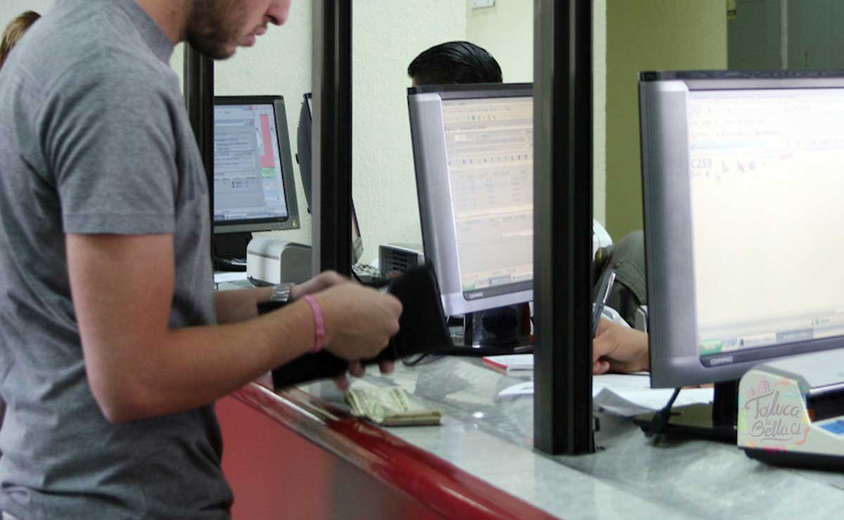 Persona pagando el servicio de agua potable