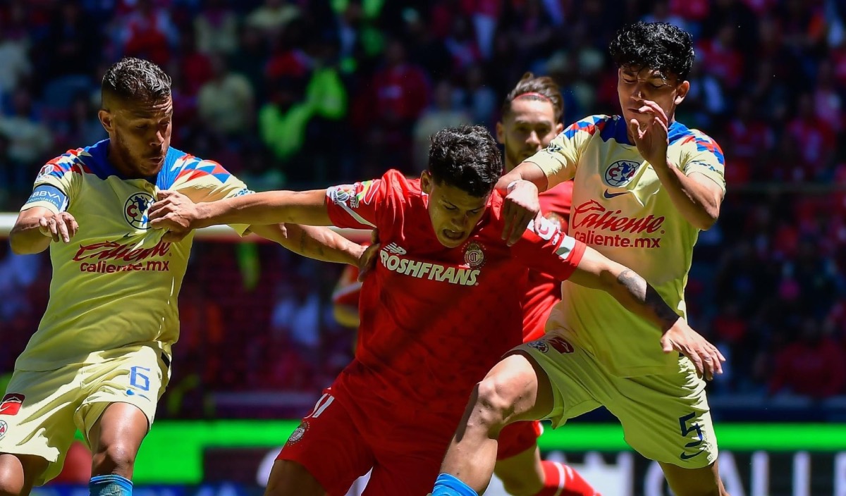 Disputa balón Toluca FC y América