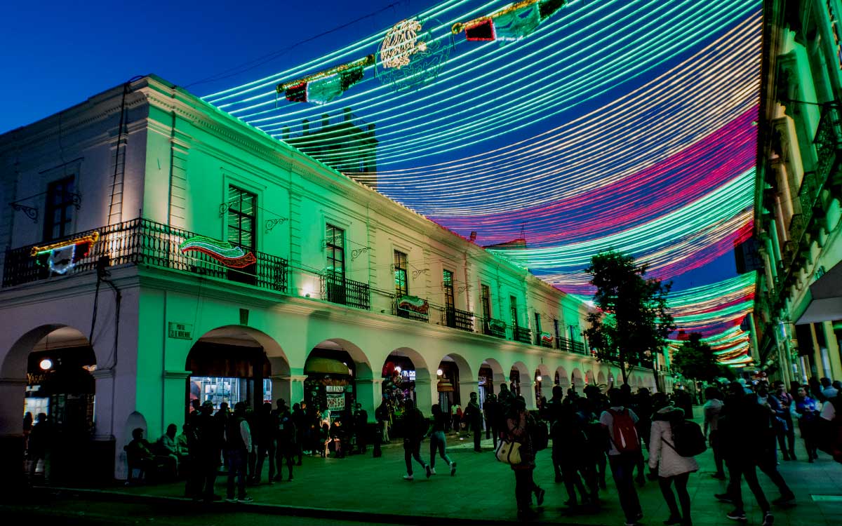 luces tricolores de Los Portales de Toluca este 2023 sobre paseo constitucion