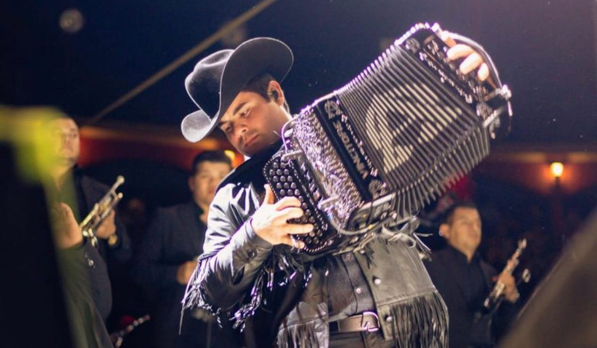 Alfredo Olivas en Toluca cantando