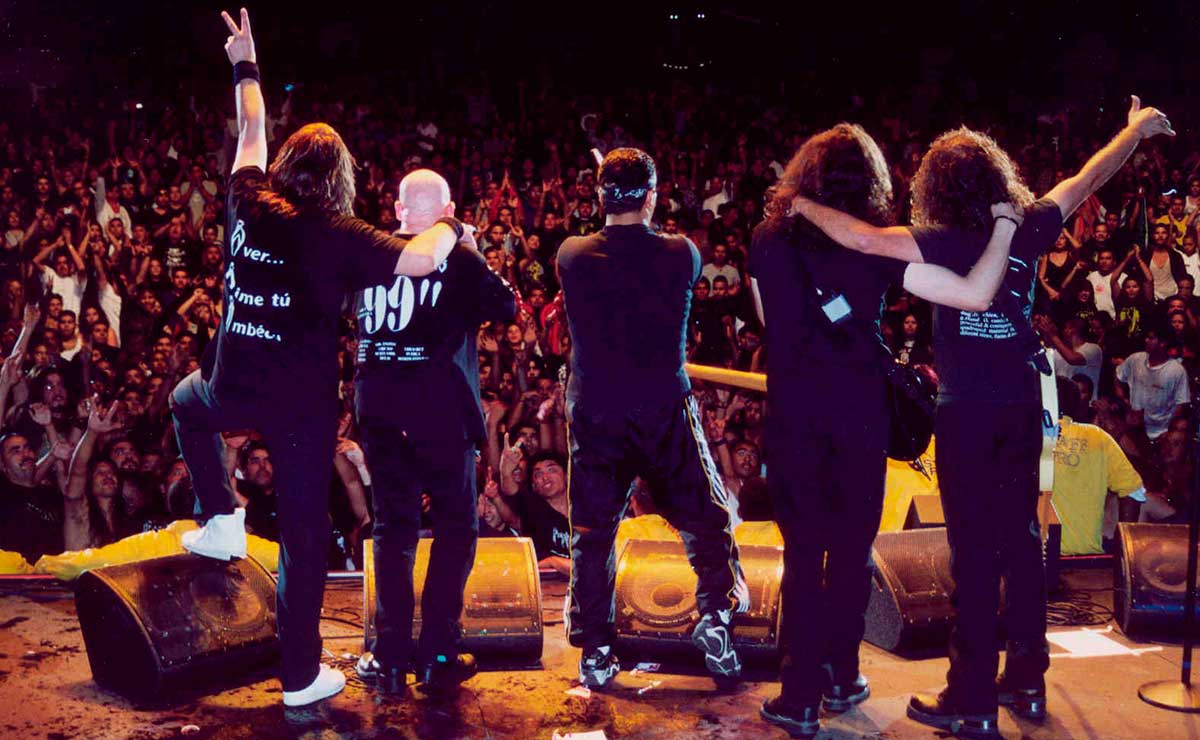 Ángeles del Infierno en escenario con público de fondo