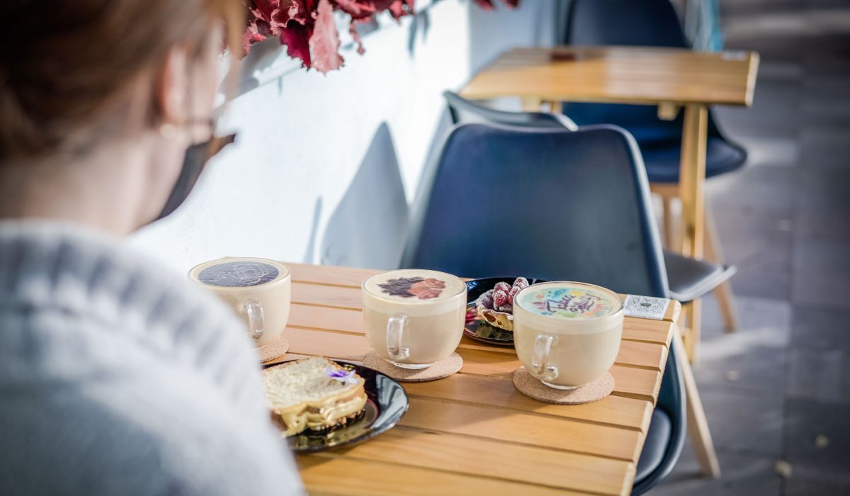 Persona visitando las cafeterías en Toluca