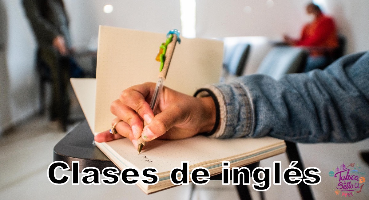 Estudiante escribiendo