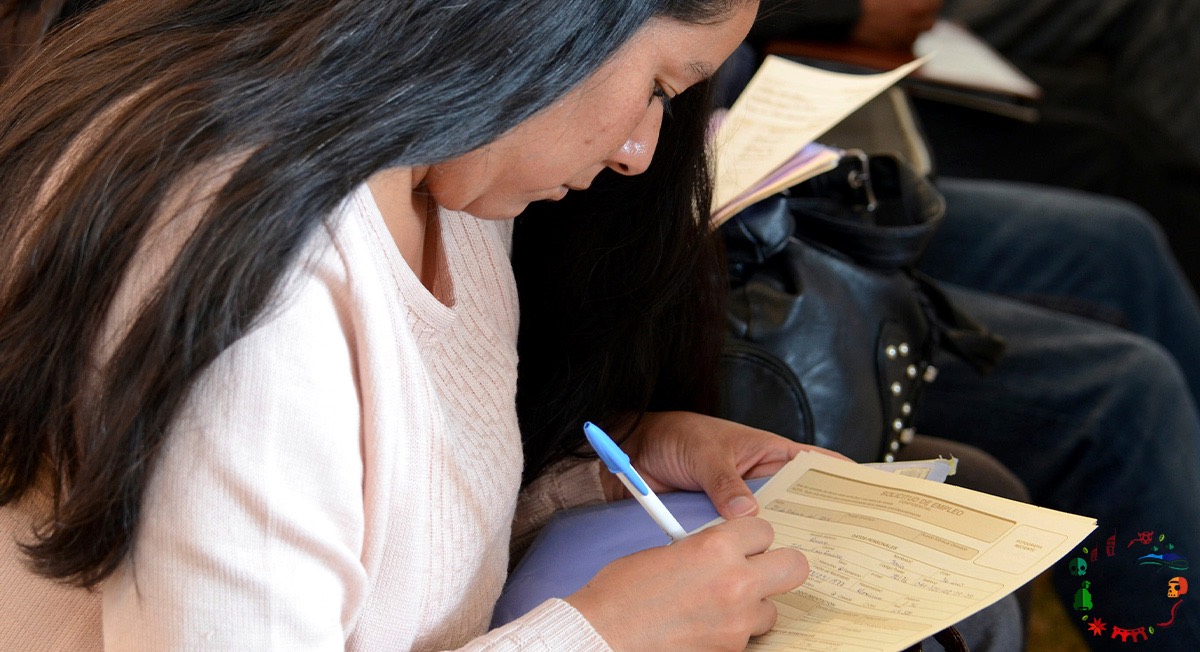 Persona llenando una solicitud de empleo