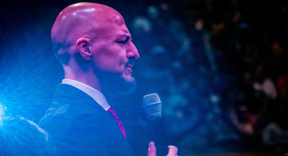 John Milton durante un show