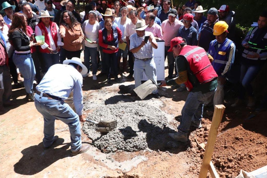 Alcalde de Lerma coloca la primera piedra del Jardín de Niños de Santa María Tlalmimilolpan