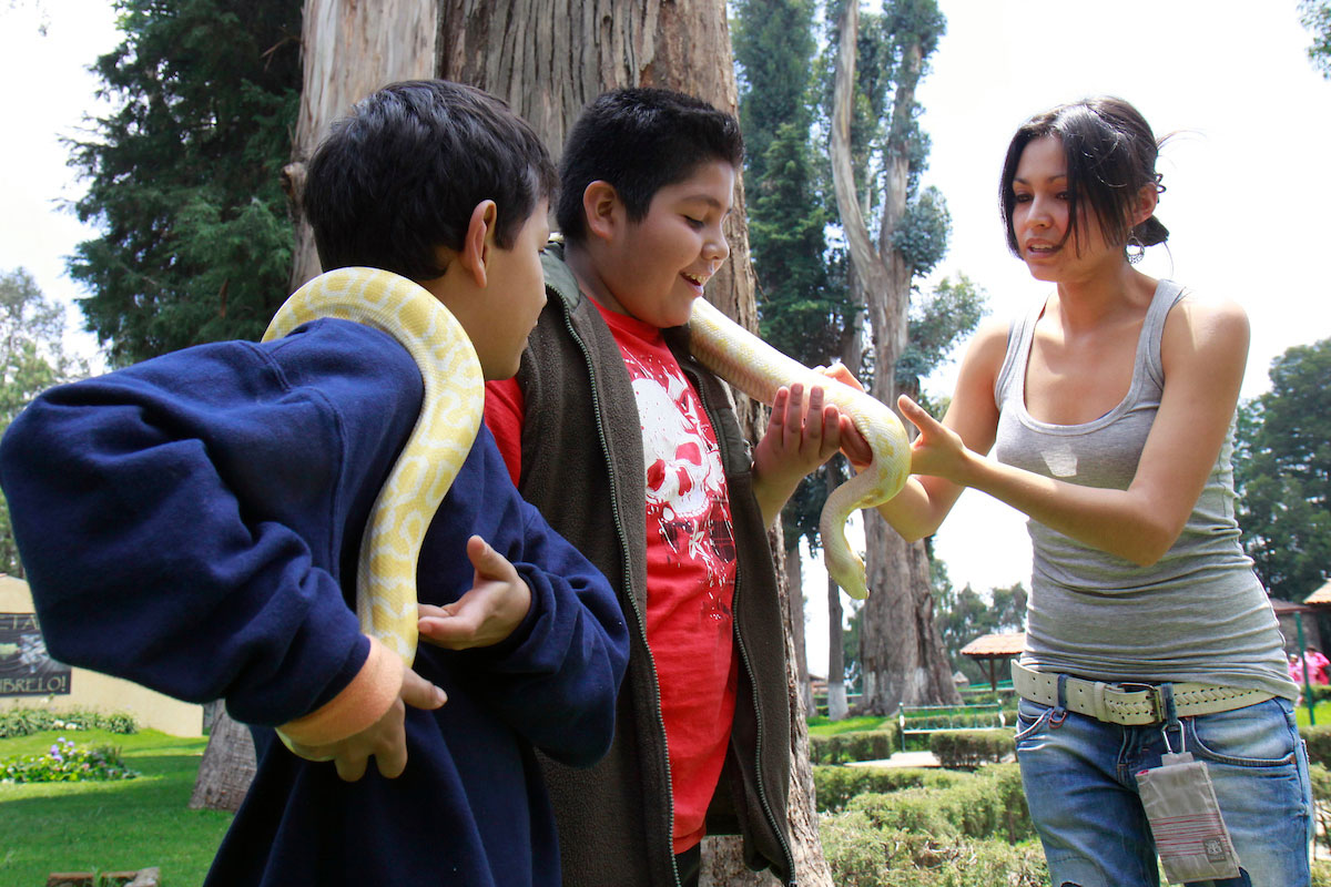 niños con serpiente en parque ecológico zacango septiembre 2023
