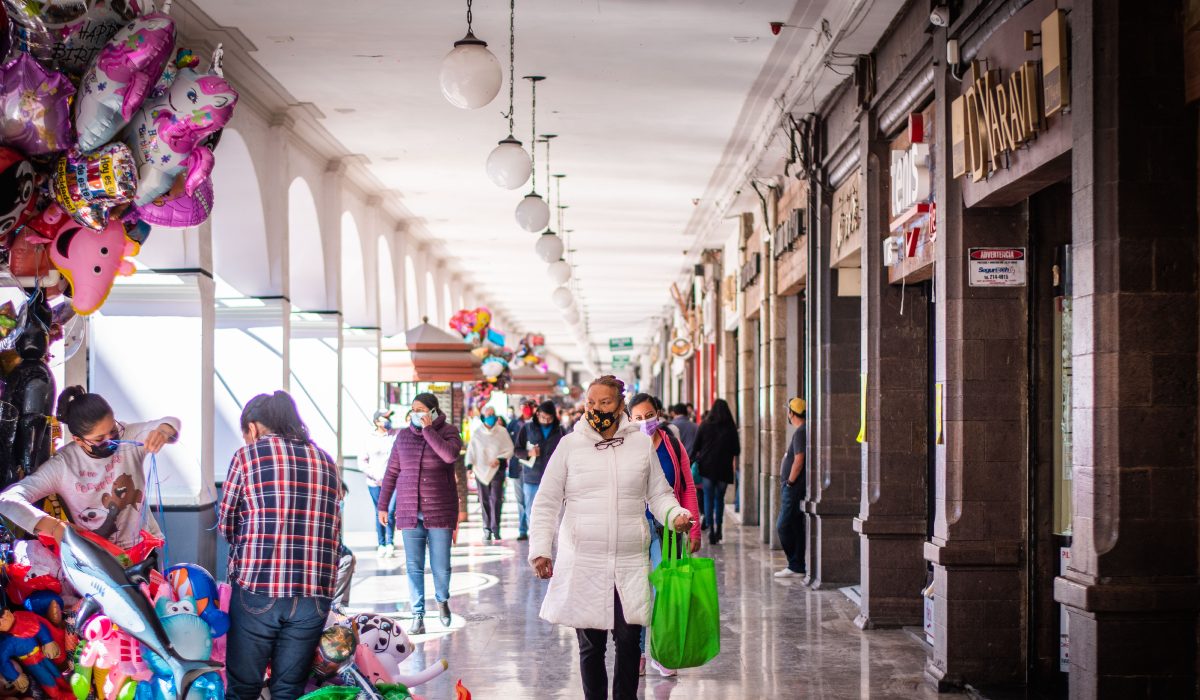 Persona caminando por los portales de Toluca