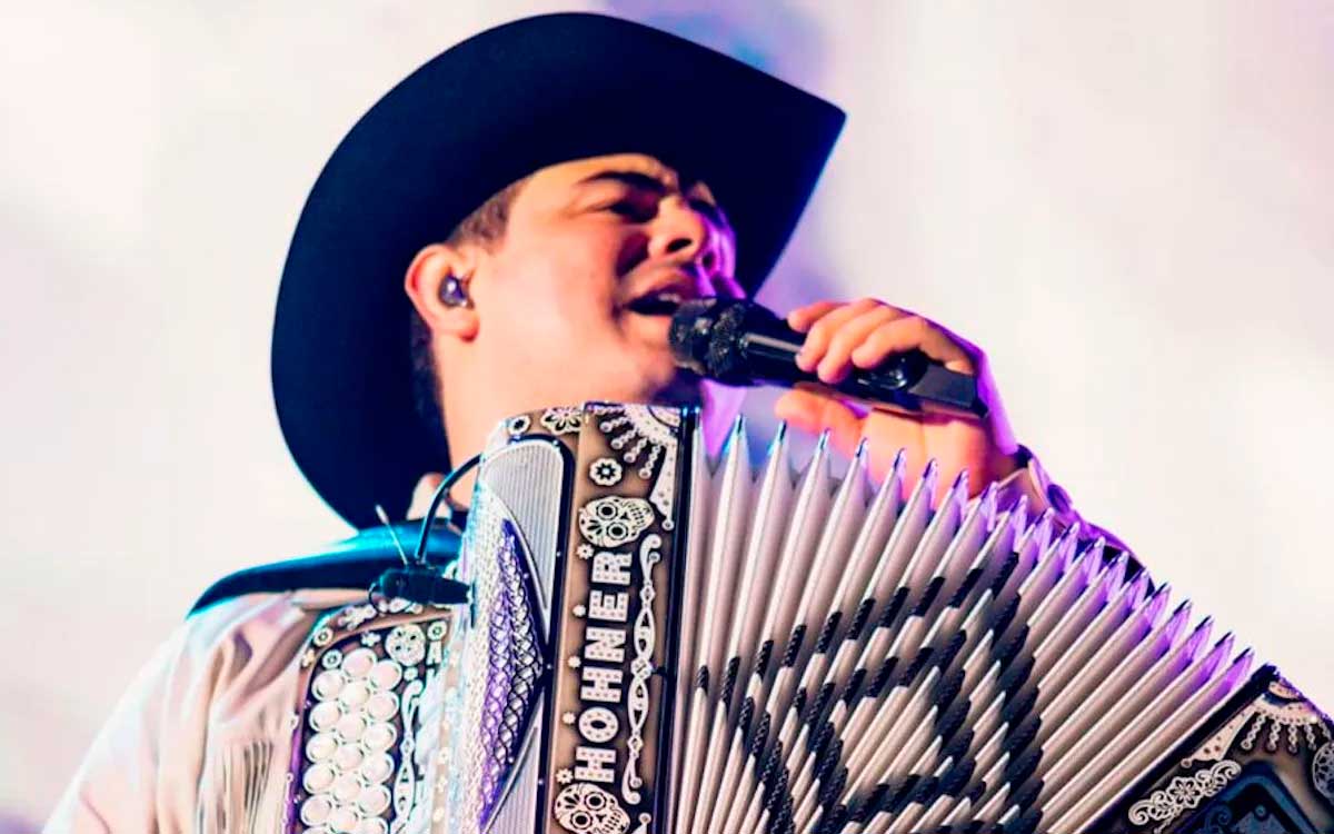 cantante en concierto de alfredo olivas en zinacantepec