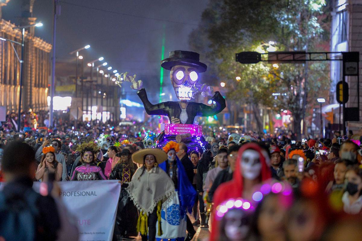 gente en catrineando 2022 lista para catrineando 2023 en toluca