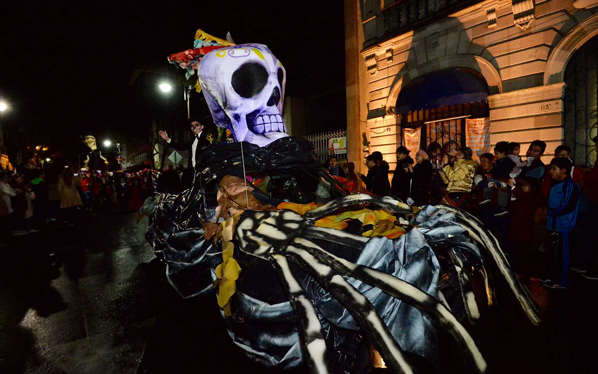 carroza funebre en Caravana de Día de Muertos 2023 en Toluca