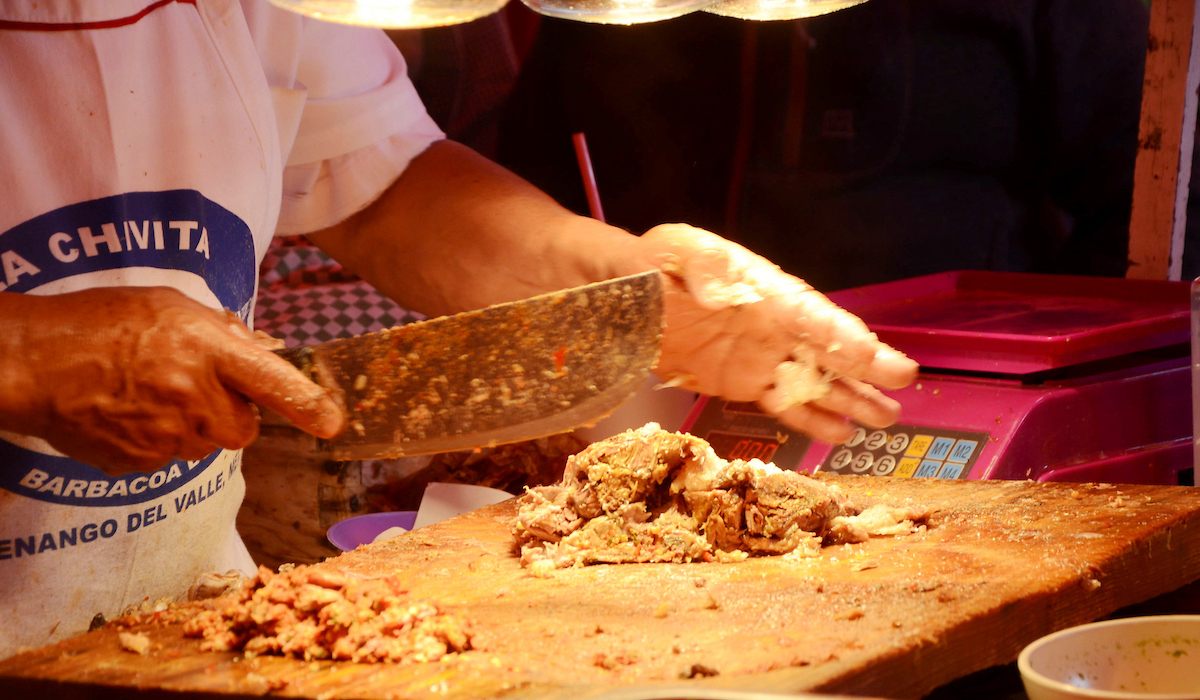 Persona despachando barbacoa en el valle de Toluca