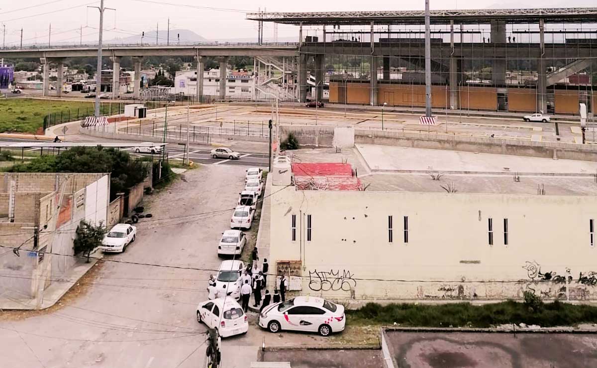 Taxistas de Zinacantepec cerca del Tren Interurbano México Toluca