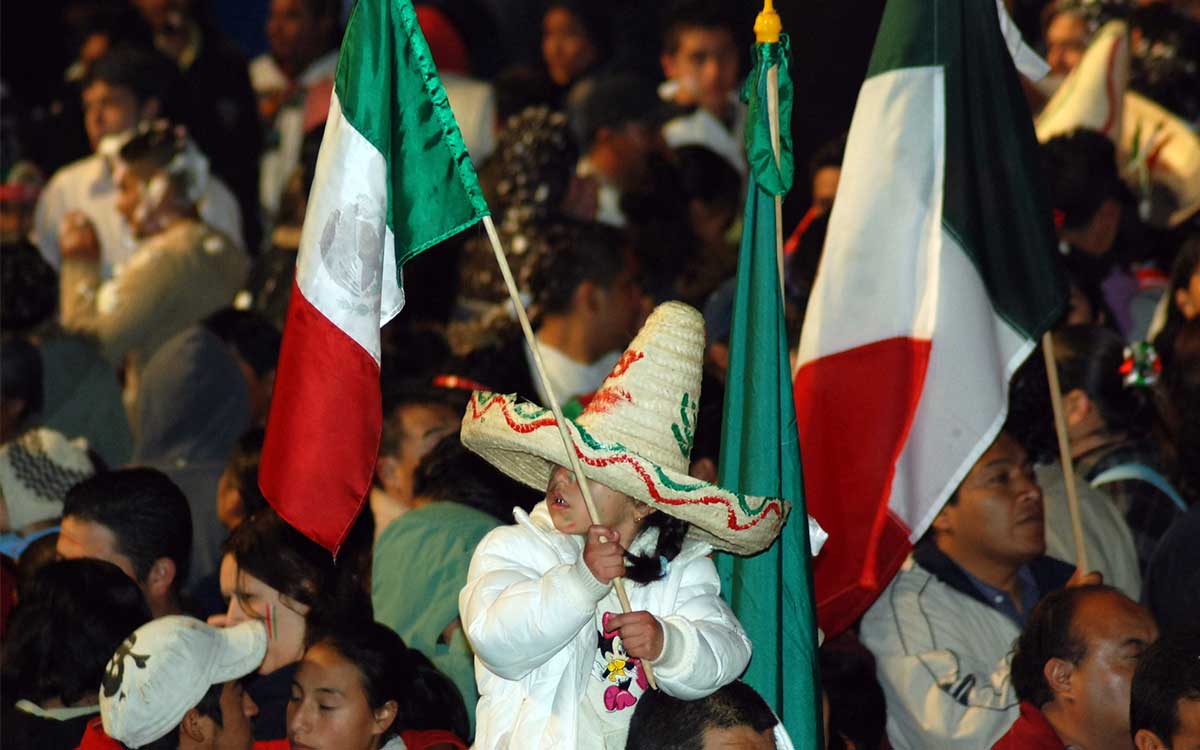 niño disfrutando noche mexicana 2023