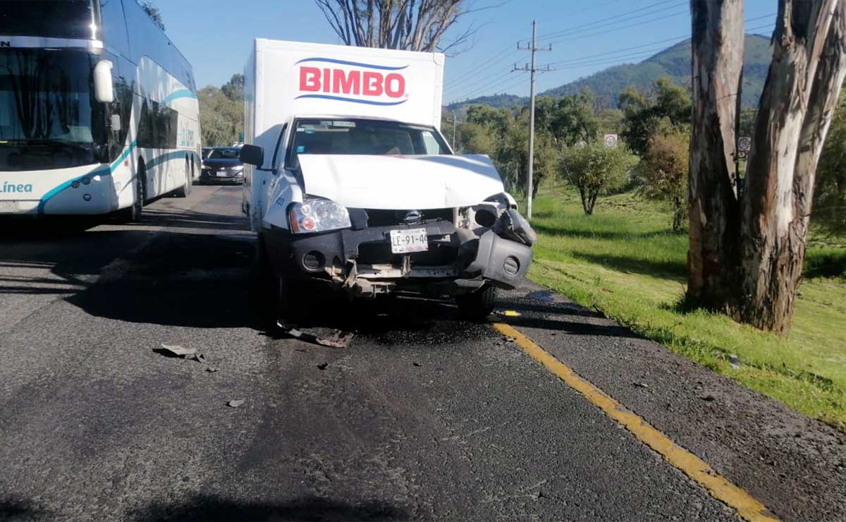 Auto impactado en la Toluca- Atlacomulco