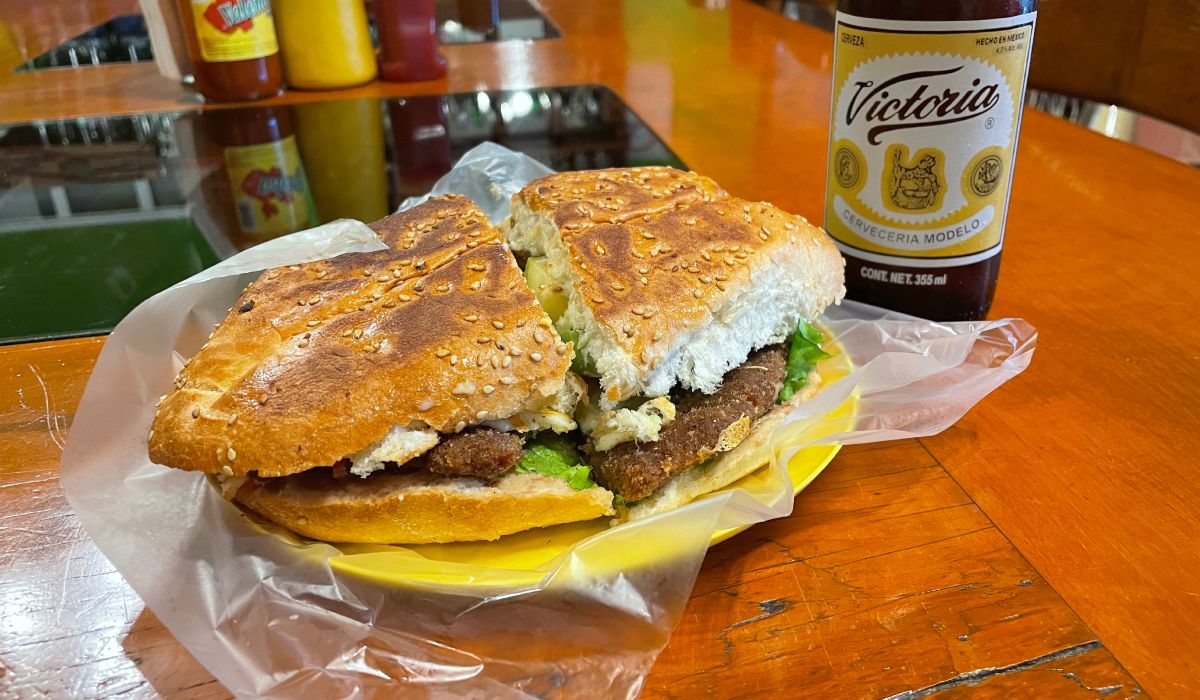 Torta de milanesa partida por la mitad