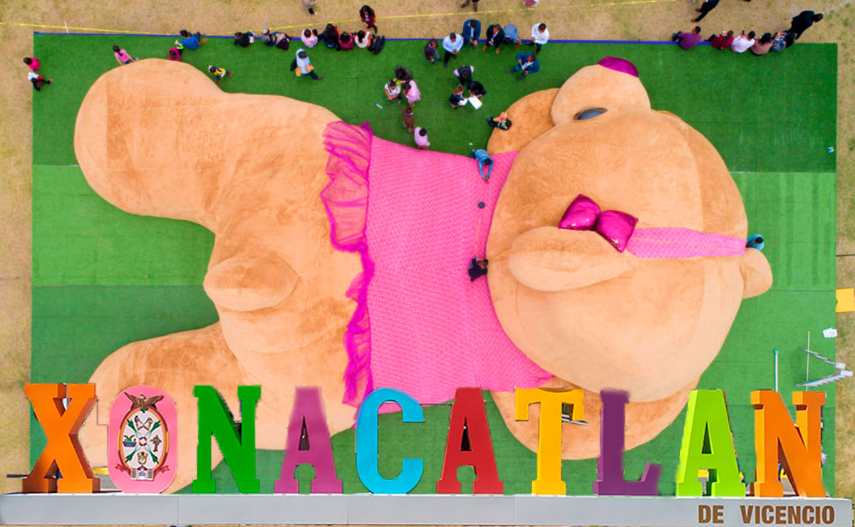 Oso de peluche de Xonacatlán y letras del municipio