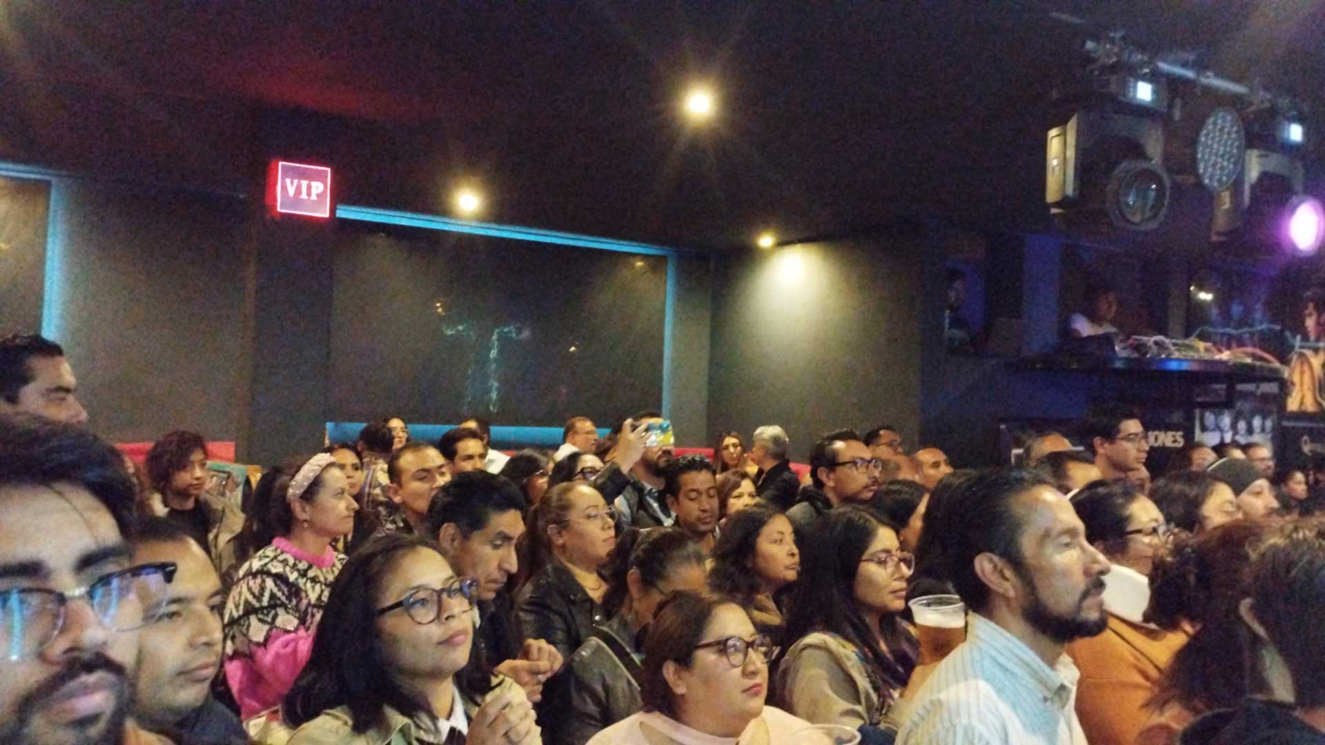 Personas en un lugar escuchando música en vivo