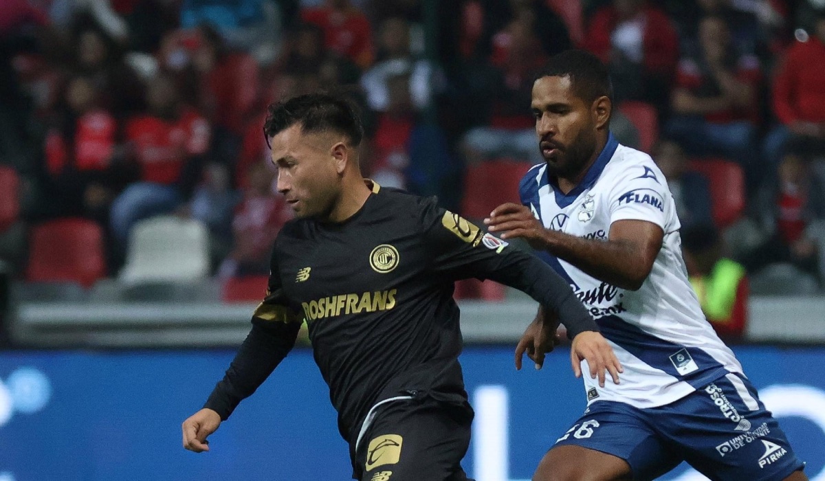 Disputa balón jugadores Toluca Fc y Puebla