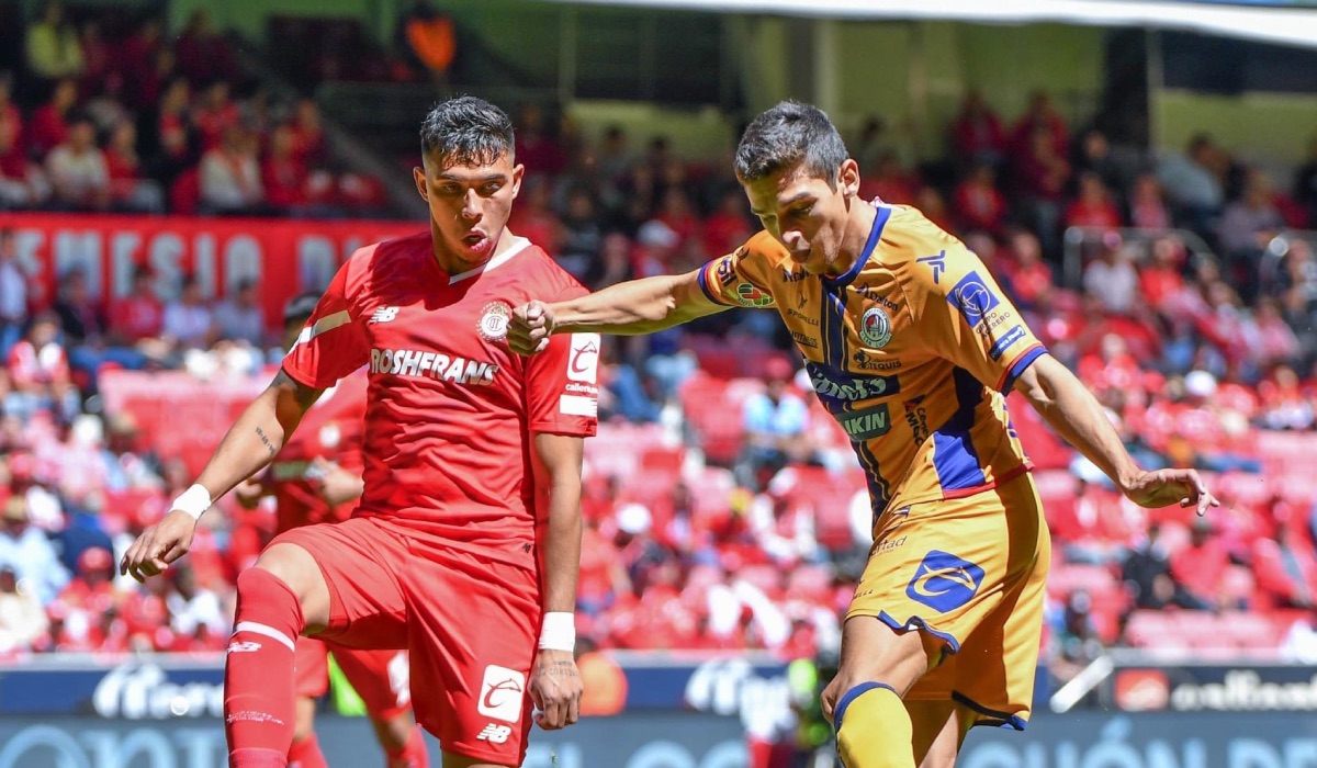 Disputa balón jugador Toluca FC y San Luis