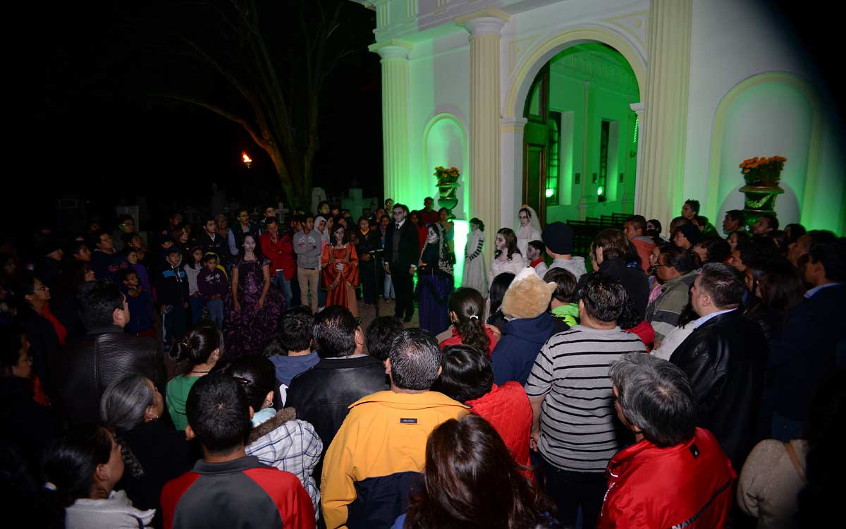 Personas en recorridos nocturnos panteones de toluca 2023
