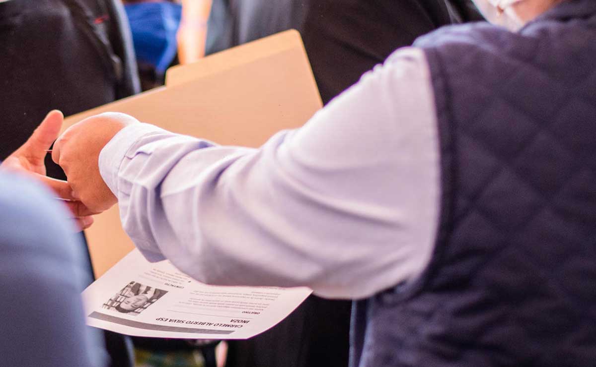 Persona buscando vacantes de empleo en el Valle de Toluca