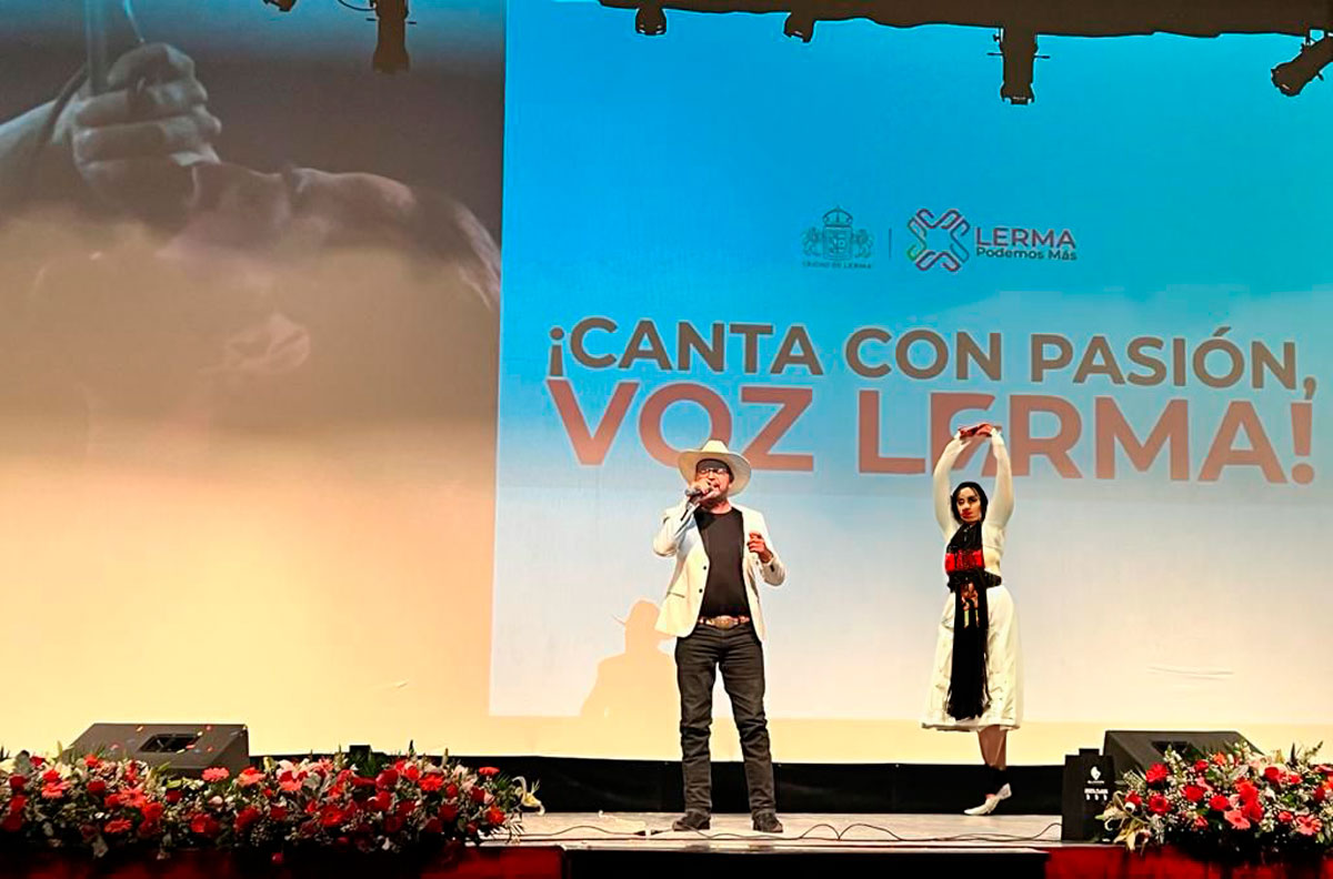 Inscríbete al concurso ¡Canta con pasión, voz Lerma 2023!, joven cantando en el concurso