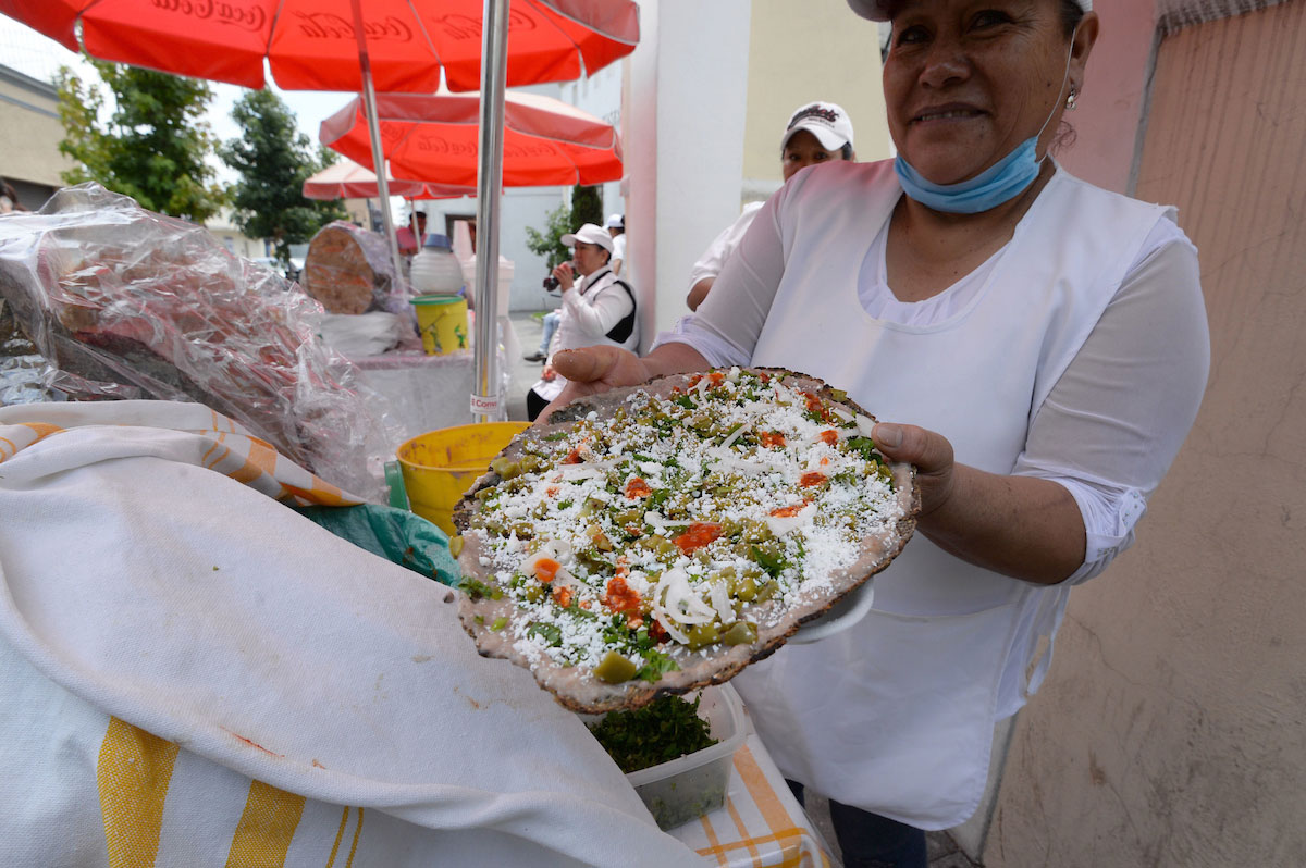 comida huarache en toluca, vendedora haciendo huarache toluqueño