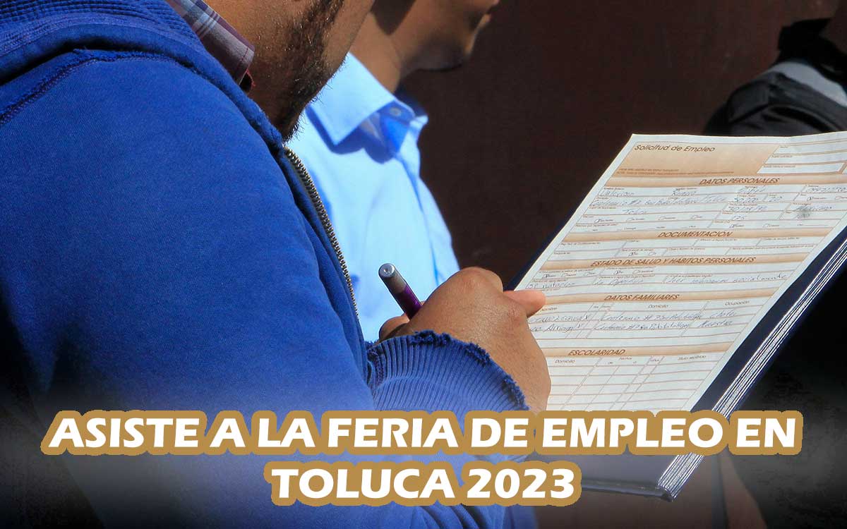 persona llenando solicitud para feria de empleo en Toluca 2023