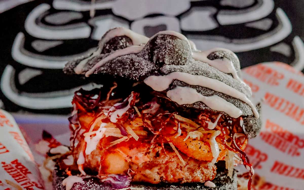 rica hamburguesa d epan de muerto negro en toluca