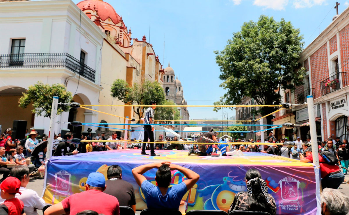 Función de lucha libre en el centro de Toluca
