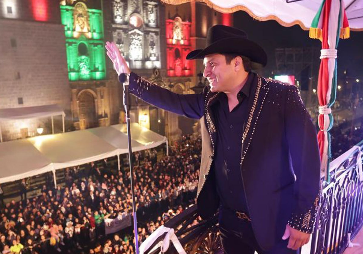 Julión Álvarez previo a su presentación en la Feria del alfeñique 2023 en Toluca