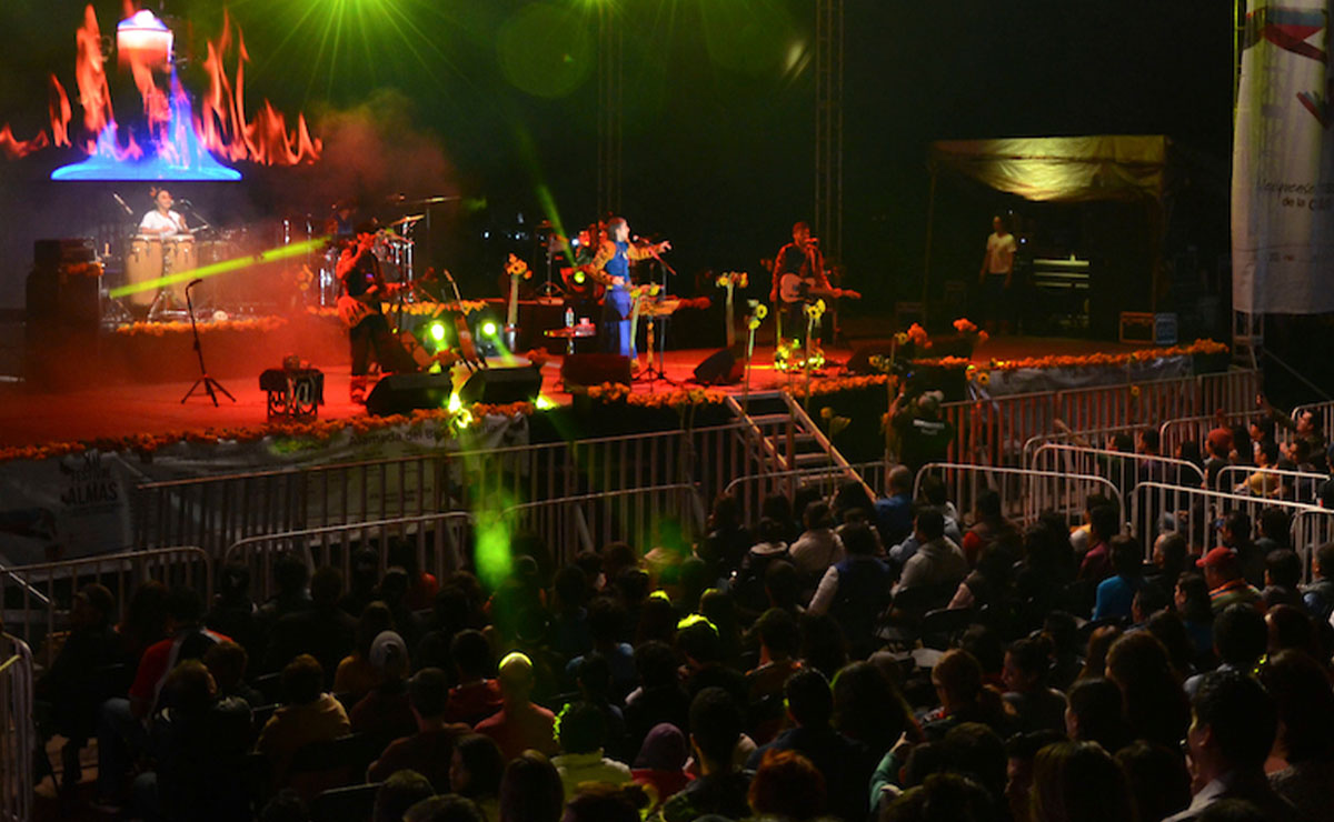 Personas en concierto de la Quimera 2023, grupo de rock en presentación.