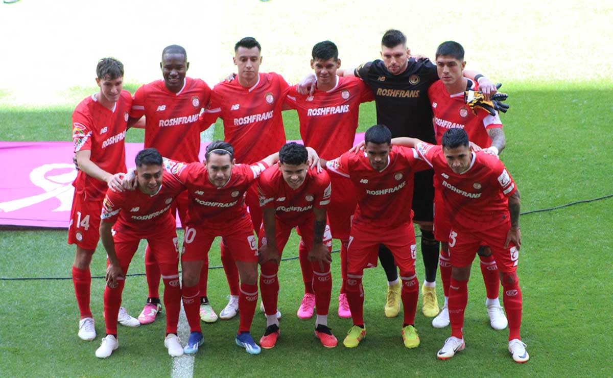 Jugadores del Toluca FC con su plantilla principal antes de partido