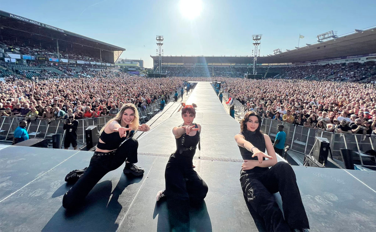 The Warning durante concierto en 2023