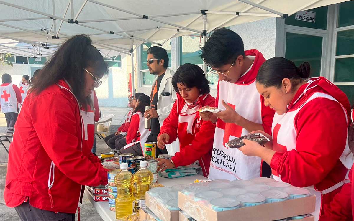 voluntarios recibiendo viveres en centro acopio cruz roja toluca para damnificados huracan otis en guerrero