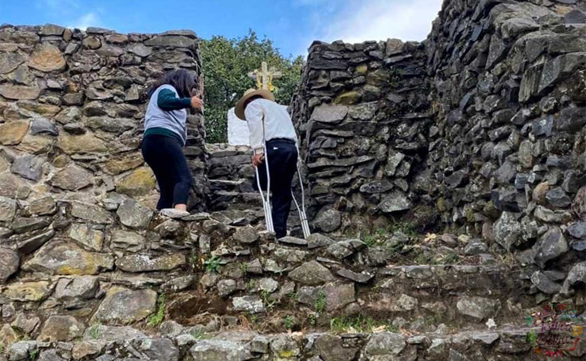 Dos personas visitando la Zona arqueológica Huamango en el estado de méxico