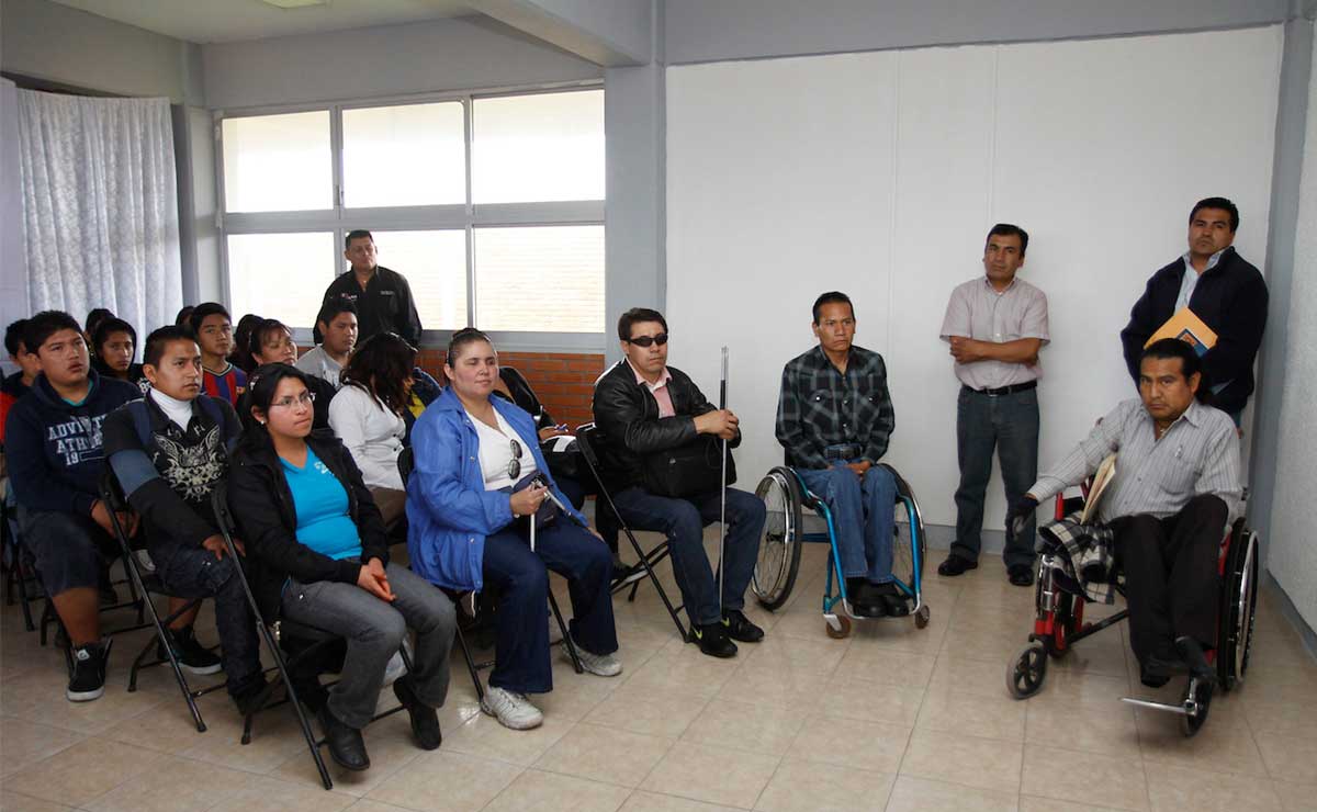 Personas en sillas de ruedas, ciudadanos en el Día Internacional de las Personas con Discapacidad en Toluca.