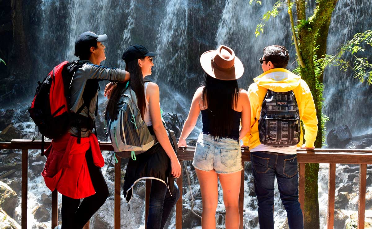 Amigos disfrutando de la vista de la Cascada Velo de Novia