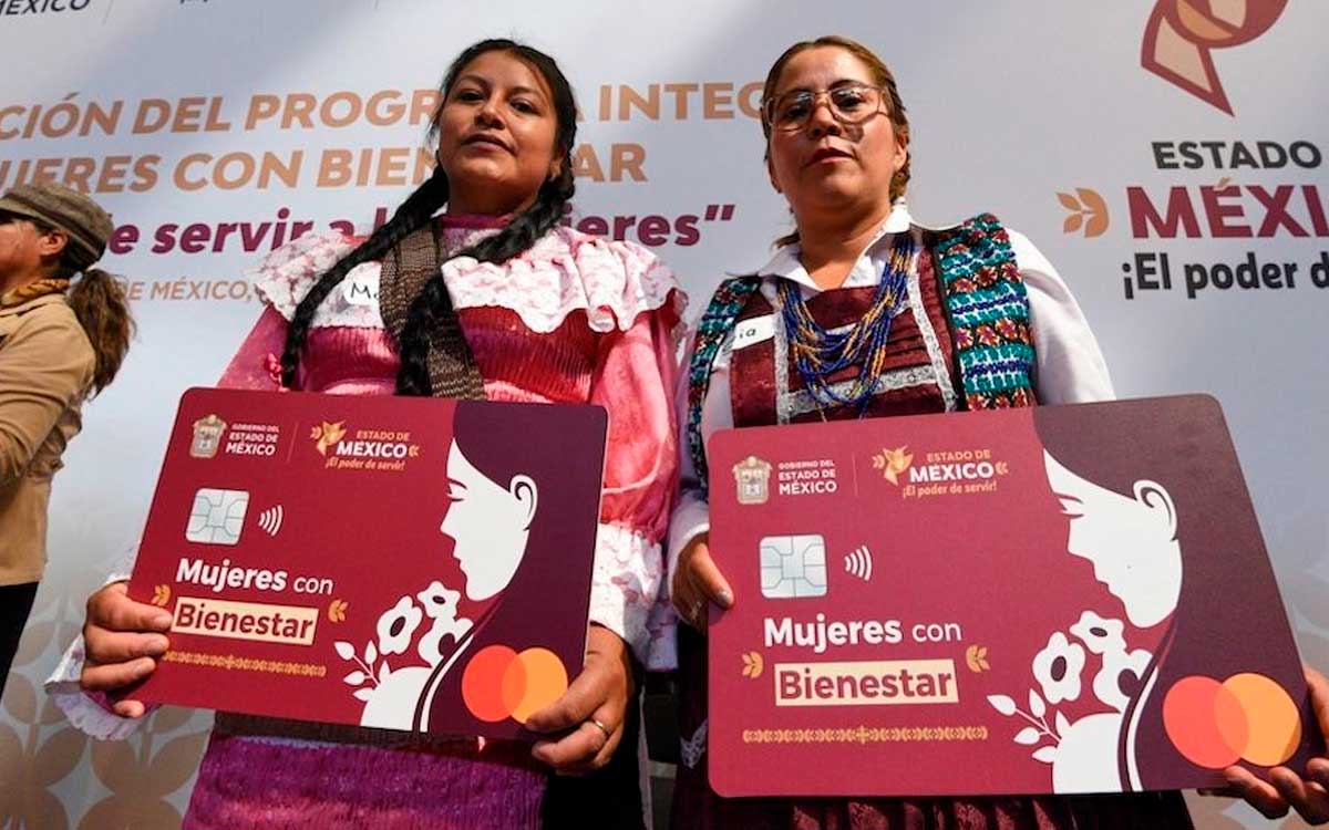 mujeres recibiendo tarjeta mujeres con bienestar 2023