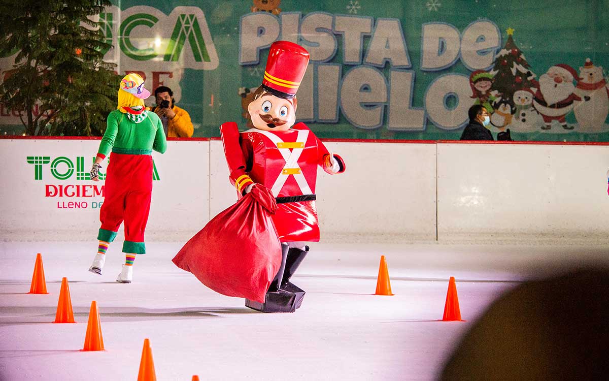 cascanueces patinando en pista de hielo Toluca 2023