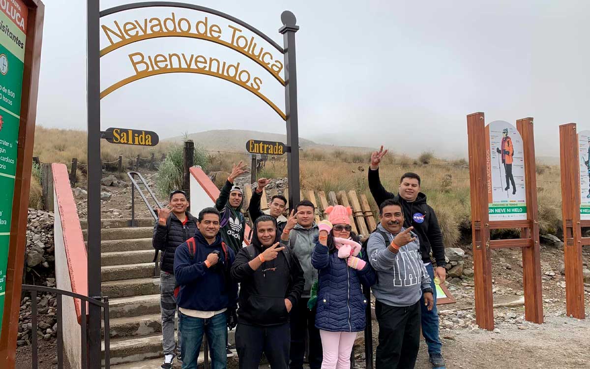 personas visitando el nevado de toluca