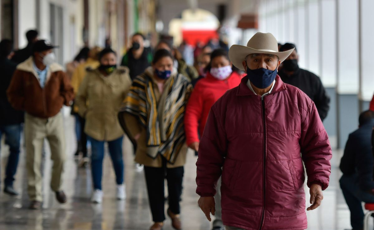 Personas con frío caminando en Los Portales clima toluca hoy
