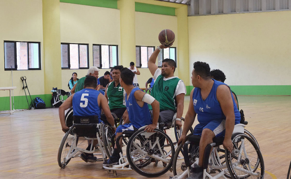 Personas jugando basketball, silla de ruedas, Día Internacional de las Personas con Discapacidad en Toluca.