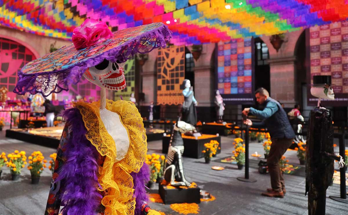 Mega ofrenda monumental de Día de Muertos en Toluca