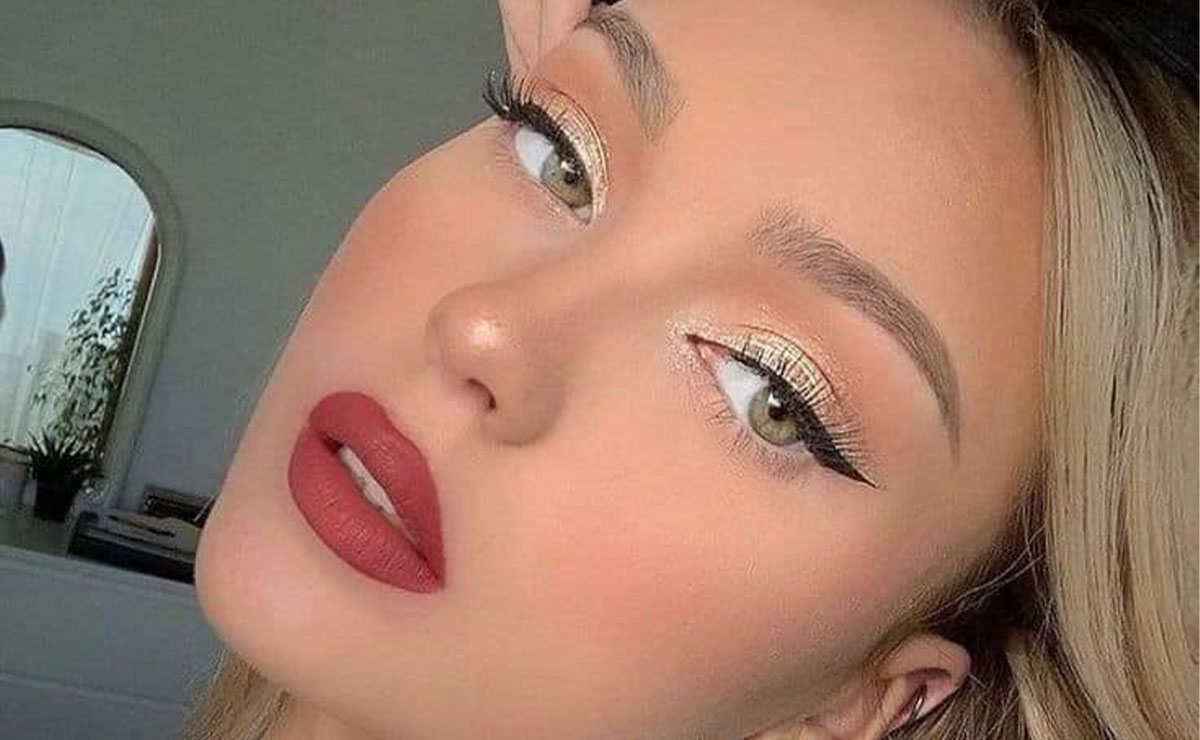 Persona maquillada, 4 consejos de maquillaje navideño en Toluca