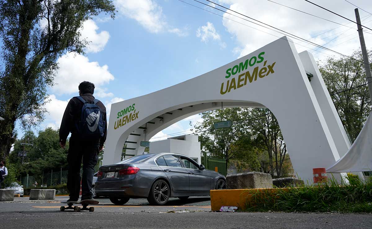 Personas en UAEMéx con suspensión de labores en calendario escolar 2024