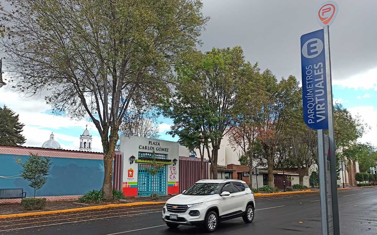 auto usando parquimetros virtuales en toluca